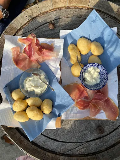 2024-03-17 (5) Bar con torte fatte in casa a Castagno D'Andrea